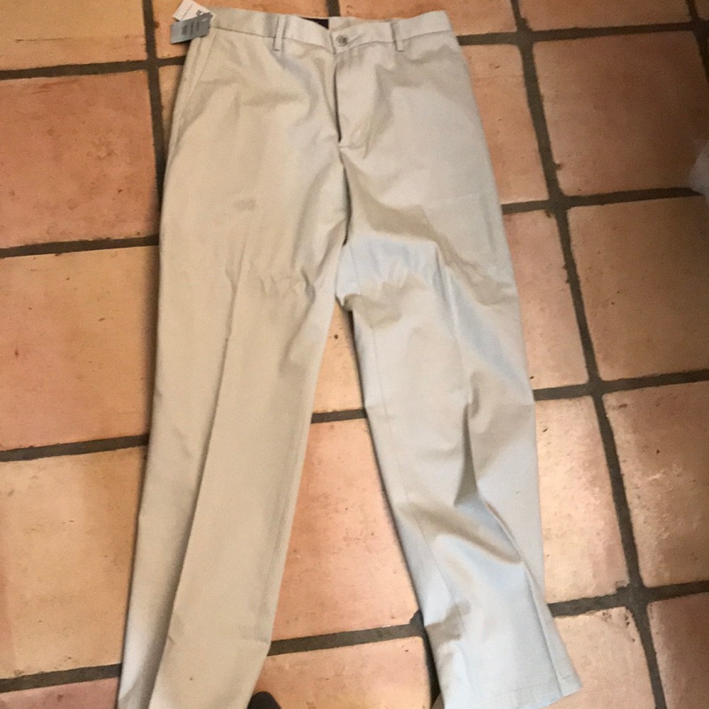 Men’s dockers. Still have tags. Very nice